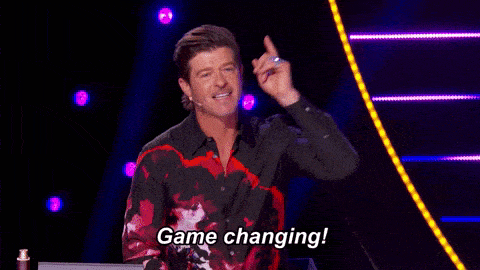 GIF de Robin Thicke pointant le doigt vers le haut avec enthousiasme et le texte « Game changing! » pour illustrer l'impact révolutionnaire d'un plan de communication bien structuré sur une entreprise.