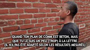 Meme d'un homme parlant à un mur de briques pour illustrer l'importance d'adapter son plan de communication en fonction des résultats et données mesurés, car sinon ce sera comme parler à un mur.