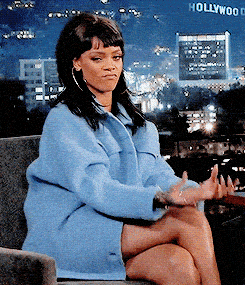 Rihanna sourit et frotte ses doigts ensemble avec un sourire complice pour illustrer le fait de faire de l'argent avec une bonne stratégie et un bon plan de communication.