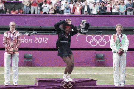 GIF d’une athlète qui célèbre sur un podium lors des Olympiques, pour illustrer que le trafic devient plus compétitif, car l’essentiel des clics se concentre désormais dans les trois premières positions Google, surtout la position #1.