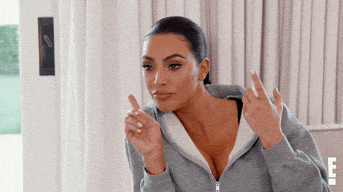 GIF de Kim Kardashian faisant des guillemets avec les doigts pour illustrer l’importance de privilégier la qualité à la quantité sur LinkedIn.